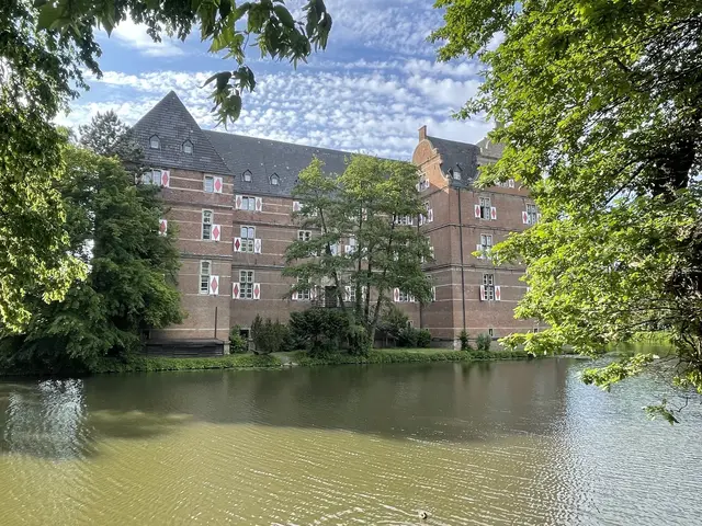 Die Besucher erhalten am 29. August im Bedburger Schlosspark einen Blick hinter die Kulissen der Umgestaltung – mit Live-Musik, Eis, Baumklettern für Kinder und Führungen durch den Park. 
 | Foto: Stadt bedburg 