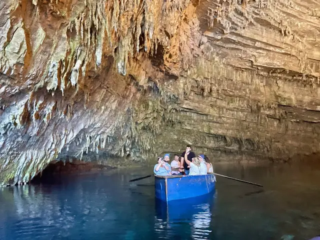 Geologisches Wunder: Die Melissani-Höhle entstand durch Erosion über Jahrtausende. Das Süßwasser vermischt sich hier mit Salzwasser, was zu den besonderen optischen Effekten beiträgt. Die Stalaktiten und Stalagmiten verstärken die mystische Atmosphäre.
 | Foto: Daniel Basler