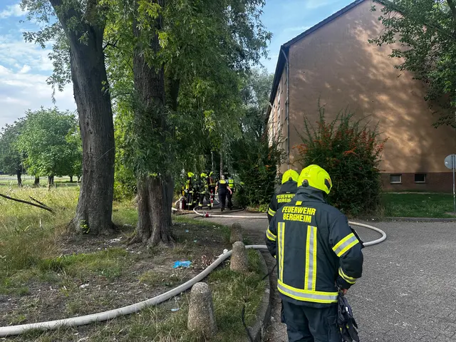 Die Feuerwehr rettete mehrere Personen bei einem Kellerbrand in Auenheim.  | Foto: Feuerwehr Bergheim 