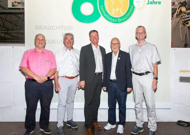 Dachvereinsvorsitzender Martin Gerstlauer (v.l.) mit Alt-Bürgermeister Lutz Urbach, Landrat Stephan Santelmann, Dachvereinsgeschäftsführer Gisbert Schweizer und Bürgermeister Frank Stein. Foto: Axel König