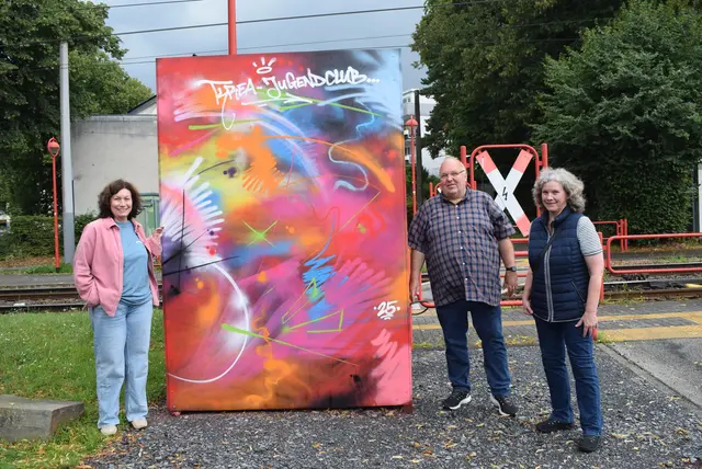 Schriftführerin Barbara Voll, Vorsitzender Winfried Krux und Schatzmeisterin Monika Happ-Kock (v.l.) freuen sich über die Realisierung der lang ersehnten Toilettenanlage am Wickenpfädchen. Foto: Hoeck