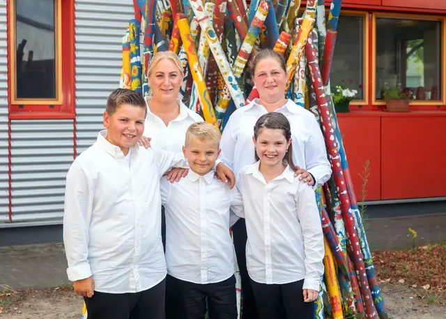 Prinzenführerin Juliana Musiol (v.l.) und ihre Stellvertreterin Stefanie Waldorf (FBK) mit dem zukünftigen Kinder-Dreigestirn Bauer Ben (Löffelsend), Prinz Thies (Bokeloh) und Jungfrau Charlotte (Prinz). Foto: Axel König