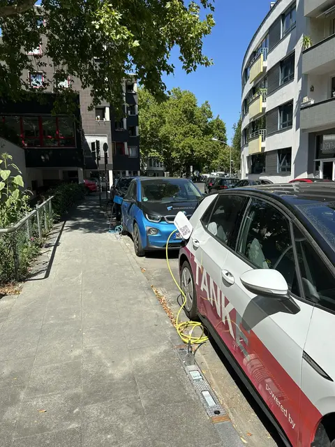 Optisch gut integriert, aber eventuell auch leicht zu übersehen und zuzuparken: die neuen Ladebordsteine.  | Foto: TankE GmbH