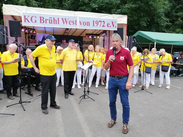 Aus Bad Breisig wieder in Brühl, folgte der Senatchor der Einladung vonm Präsidenten der KG Brühl West Wolfgang Fritz  (vorne), zum Sommerfest, wo es dann noch einen Auftritt gab.  | Foto: Heike Löhrer