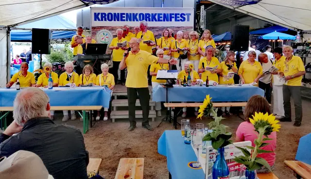 Passend zu den Sonnenblumen, die auf den Tischen standen, der Senatchor mit sonnengelben T-Shit's beim Auftritt in Bad Breisig. Er präsenterte bekannte Lieder zum Mitsingen.  | Foto: Heike Löhrer
