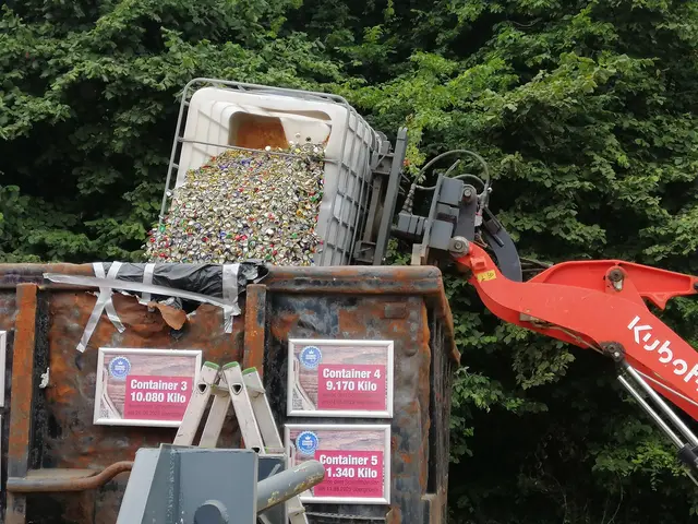 Es regnet Kronenkorken. In Container werden sie gefüllt.  | Foto: Heike Löhrer