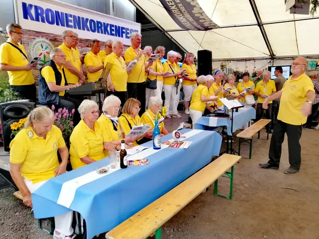 Das Publikum sang fleißig mit dem Senatchor, und somit wurde das ganze Zelt zu einem Chor.  | Foto: Heike Löhrer