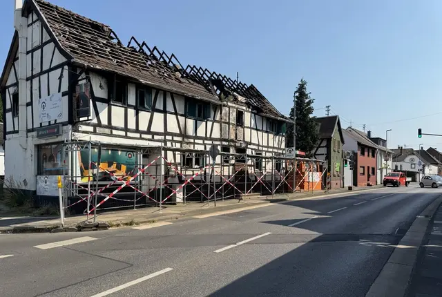 Durch den Gerüsttunnel ist der Gehweg an der Siegstraße in Menden nun wieder passierbar.  | Foto: Stadt Sankt Augustin