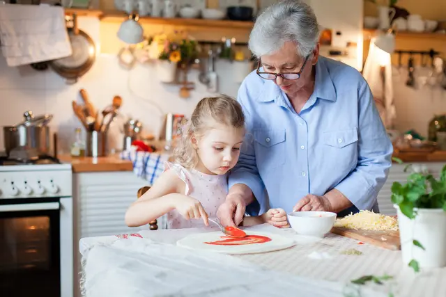 Ob beim Spielen, Vorlesen oder gemeinsamen Kochen – das Projekt „Großeltern auf Zeit“ des Familienkreis e.V. bringt Generationen zusammen und schenkt Familien wertvolle Unterstützung im Alltag. | Foto: Symbolfoto: Marina April/stock.adobe.com