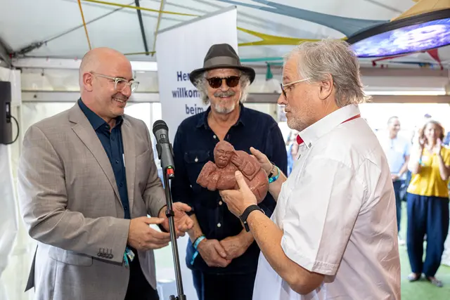 Prof.Dr.Andreas Archut (Bonner Medien-Club e.V.), Wolfgang Niedecken (BAP), Veranstalter Ernst Ludwig Hartz | Foto: Foto:Marc John