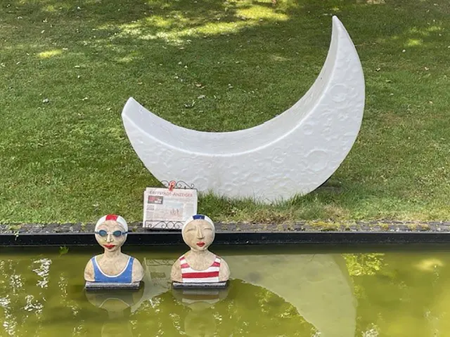 Melusine und Undine bleiben in diesem Jahr daheim und machen Urlaub im „lieblichen Bad Dirmerzheim“ in Erftstadt. Dort haben sie den See für sich alleine und ihre Ruhe.  | Foto: Annelie Hecker