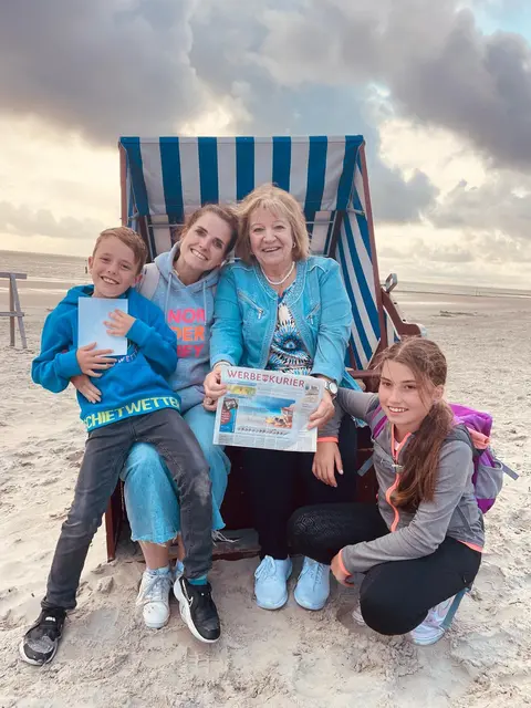 Mit ihrer Tochter, ihren beiden Enkelkindern und dem Werbekurier war Meggi Glass aus Wesseling auf Norderney.  | Foto: Meggi Glass