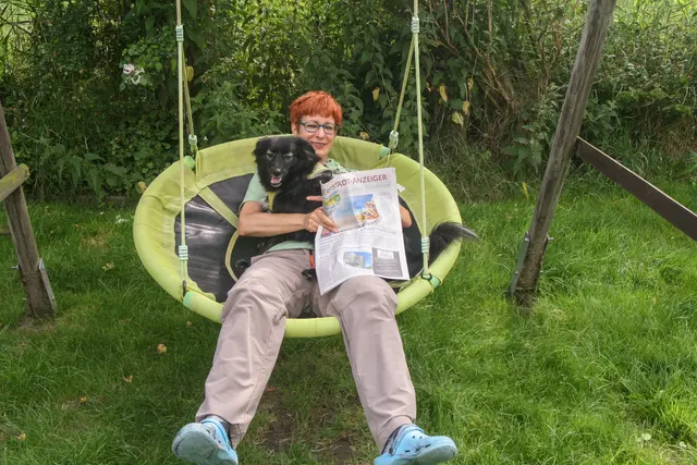„Schaukelnd die Seeluft genießen Sophie und ihr Frauchen Katrin im schönen Ostfriesland - aber nicht ohne ein Stückchen Heimat in der Hand oder Pfote“, schreibt uns Familie Saniter-Hann. | Foto: Saniter-Hann