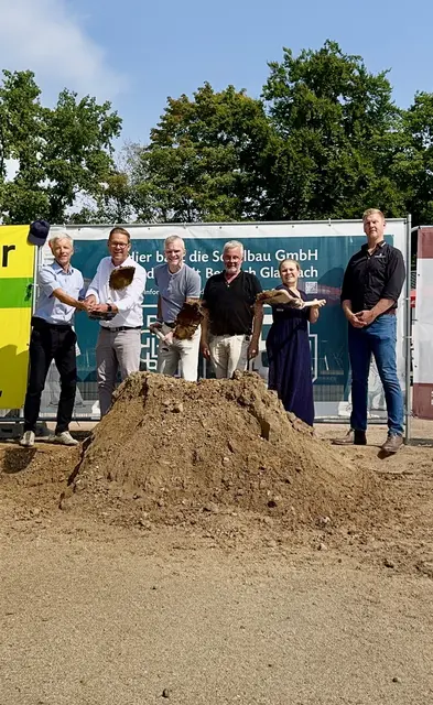 Den Spatenstich führten (v.l.) Werner Hansmann (Sprecher der GF Brüggemann), Se-bastian Rolko (GF Schulbau GmbH), Bürgermeister Frank Stein, Peter Hingst (PL Schulbau GmbH), Alexandra Meuthen (Fachbereichsleitung FB8 Immobilienbetrieb) und Patrick Ruhe (PL Brüggemann) aus. Foto: Stadt BGL