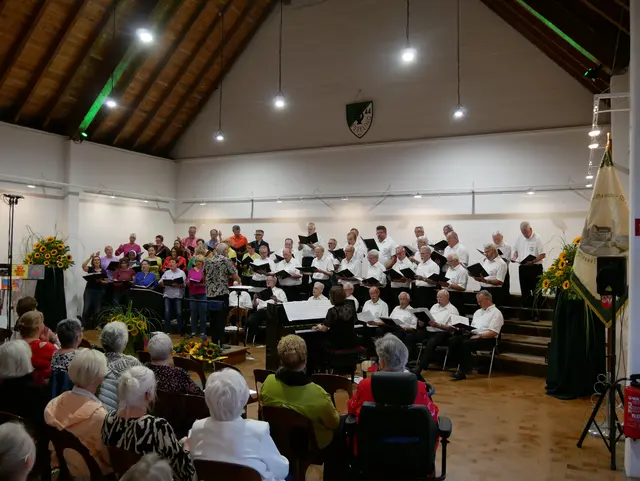 Großes Finale beim Bunten Abend mit Schlagern aus fast einem ganzen Jahrhundert: "Der größte Chor der Welt" mit dem Kammerchor Cantamus und dem Männer-Gesang-Verein 1844 Wesseling unter Leitung von Guido Wilhelmy im Schwingeler Hof.  | Foto: Anita Brandtstäter