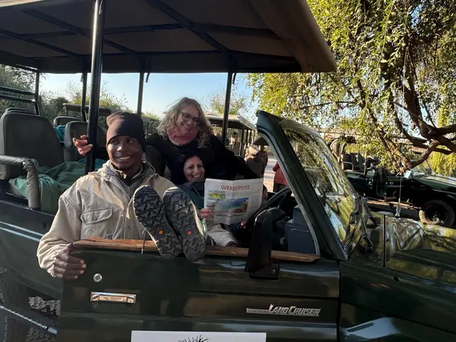 „Hakuna Matata! What a wonderful day! Grüße aus dem Chobe-Nationalpark in Botswana – während einer Safari mit unserem Safariführer Shandweza Rungwe“, schreiben uns Estrella Löwe-López aus Horrem und Vera Schmikowski aus Frechen, Lehrerinnen an der Europaschule Kerpen. | Foto: Estrella Löwe-López