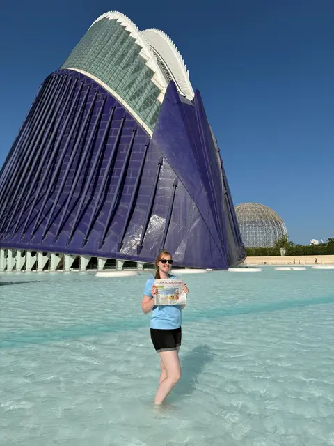 Mit dem Lokalanzeiger im Gepäck ging es für Sandra Kellers aus Morsbach nach Spanien. Das Foto wurde an der „Ciudad de las Artes y las Ciencias“ (Stadt der Künste und der Wissenschaft) in Valencia gemacht. | Foto: Sandra Kellers 