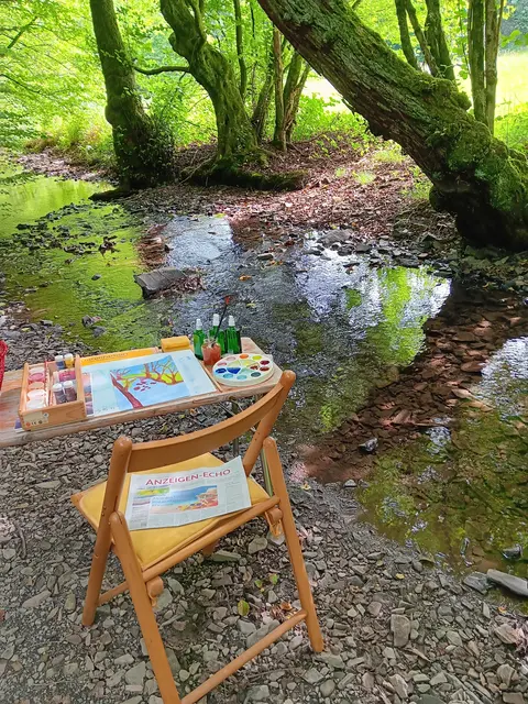 „Was für ein Glück, dort zu leben, wo andere Urlaub machen: in der Gemeinde Reichshof“, schreibt uns Irmgard Kutsch und dazu schickt sie einen Fotogruß mit dem Titel „„Aquarellmalen am Bach“. | Foto: Irmgard Kutsch