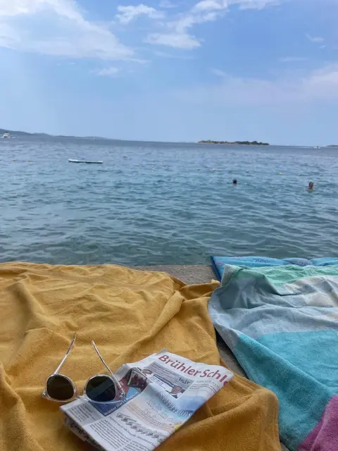 „Was braucht man mehr: den Brühler Schlossbote, Sonne und Meer.  Liebe Grüße aus Kroatien“, wünscht uns Jasminka Selman. | Foto: Jasminka Selman