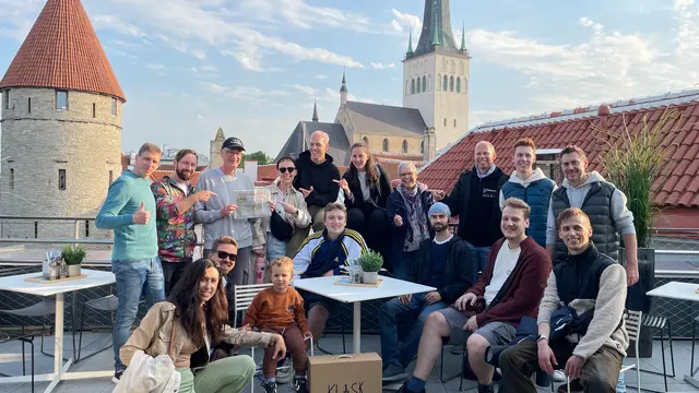 Antje und Ingo Ebel waren - gemeinsam mit dem Anzeigenecho - bei einem internationalen KLASK (Brettspiel)-Turnier in Tallinn, der Hauptstadt Estlands. „Das Foto ist auf der Fat Margaret (Dicke Margarethe, Wehrturm der Stadt Tallinn) entstanden“, schreiben sie uns.   | Foto: Ebel