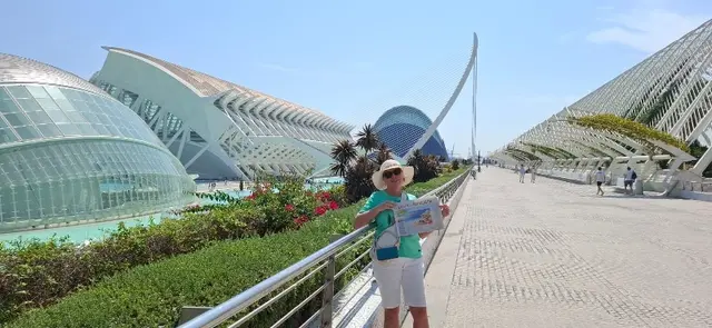 Die Eheleute Hostasch aus Waldbröl waren zum 40. Hochzeitstag unterwegs auf einer Kreuzfahrt im westlichen Mittelmeer. Das Foto zeigt Ute Hostasch in Valencia, der Stadt der Künste und  Wissenschaften. „Ein Muss beim Besuch von Valencia“, schreibt sie.  | Foto: Hostasch