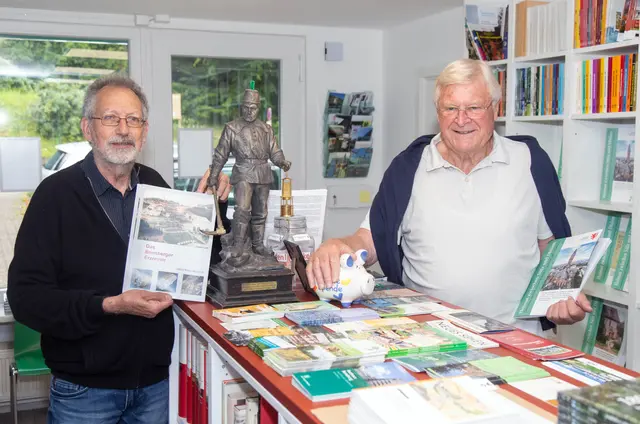 Der stellvertretende Vorsitzende Mark vom Hofe (l.) und Vorsitzender Lothar Eschbach im Vereinssitz, dem Geschichts-Lokal an der Kadettenstraße in Bensberg. Foto: Axel König