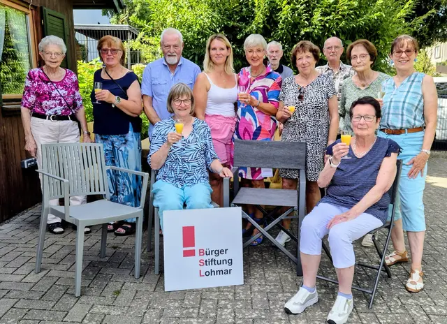 Mit 2.500 Euro beteiligte sich die BürgerStiftungLohmar an den Kosten für 30 neue Stühle und drei passende Klapptische für das Dorfhaus in Dahlhaus. | Foto: BürgerStiftungLohmar