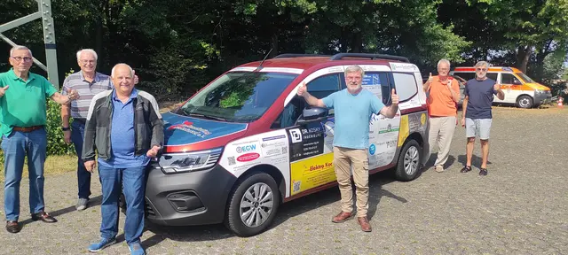 Die ehrenamtlichen Fahrer freuen sich gemeinsam mit Jens Babiak, Vorsitzender des VFSSN (Mitte) über das neue Auto | Foto: kli