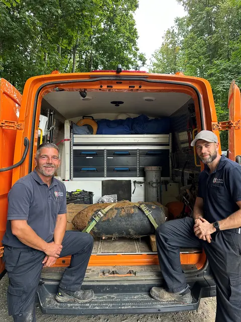 Das Foto zeigt Marcel Biewald und seinen Kollegen Michael Hilgers vom Kampfmittelbeseitigungsdienst der Bezirksregierung Düsseldorf. | Foto: Stadt Köln