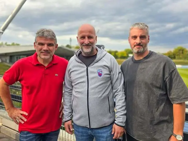 Björn Mehnert (Mitte) mit Sportdirektor Daniel Zillken (links) und Markus Arendt (Technischer Direktor) | Foto: Foto: BSC