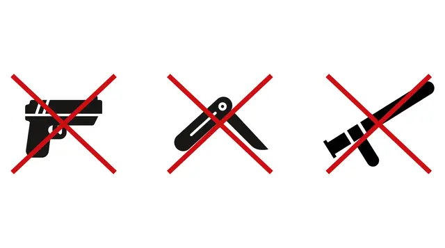 Mit eindeutigen Symbolen macht die Bundespolizei auf das Verbot von gefährlichen Gegenständen aufmerksam. | Foto: Bundespolizei