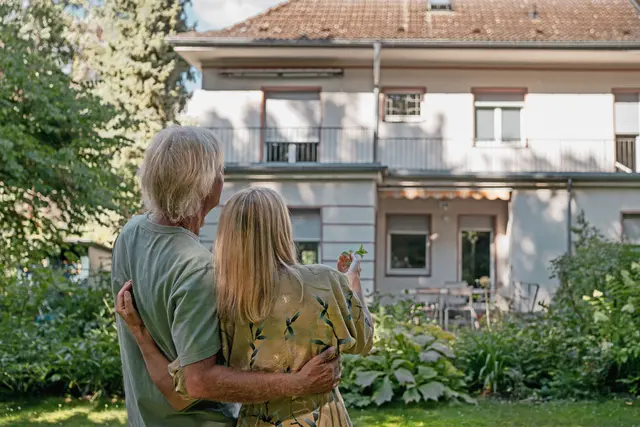 Traumhaus gefunden? Vor einer Kaufentscheidung sollte man sich einen genauen Überblick über Mängel und Sanierungsbedarf verschaffen. Foto: DJD/Bauherren-Schutzbund/Getty Images/Richárd Bellevue