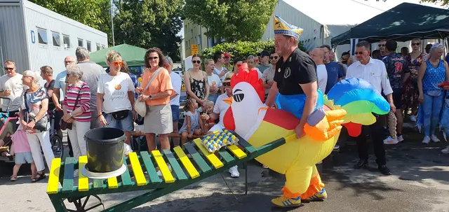 Nicht allzu sportlich, dafür umso lustiger: Die „Gacker Gang“ vom „Jecken Kirchgässchen“ musste beim Schürreskarren-Rennen schon nach der Vorrunde aufgeben. Foto: Gabi Knops-Feiler 