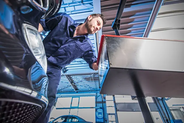 Für Durchblicker: Auch im Oktober 2025 sorgt der Licht-Sicht-Test dafür, dass Autofahrer in der dunklen Jahreszeit gut sehen und gesehen werden. Foto: DJD/Wirtschaftsgesellschaft des Kraftfahrzeuggewerbes/Timo Volz