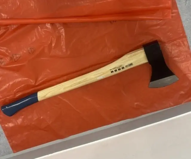 Diese Axt fanden die Beamten unter den Sitzen eines ICE am Kölner Hauptbahnhof. | Foto: Bundespolizei