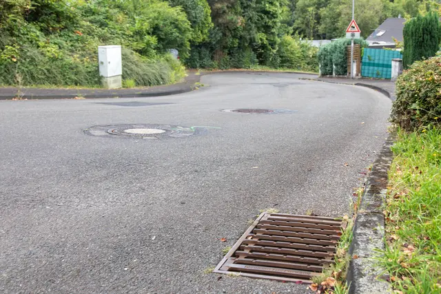 Zusätzlich zur Fahrbahn stehen Sanierungen an den Abwasser-Installationen an. Foto: Axel König