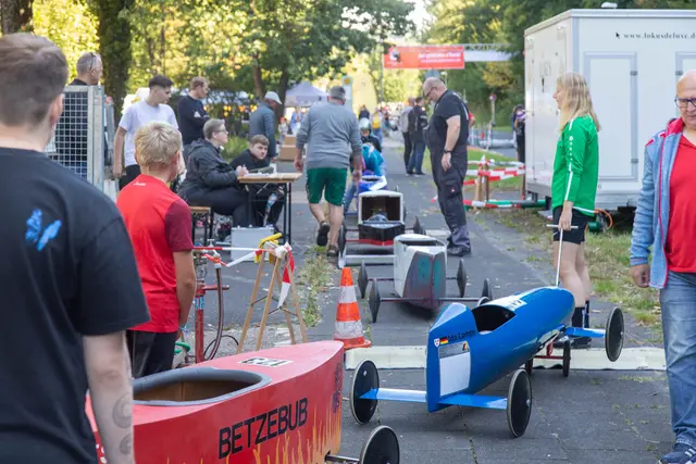 Die Kisten wurden vor dem Rennen von Kerstin Schier (Leiterin Seifenkistengruppe Stromberg) gewogen. Foto: Axel König
