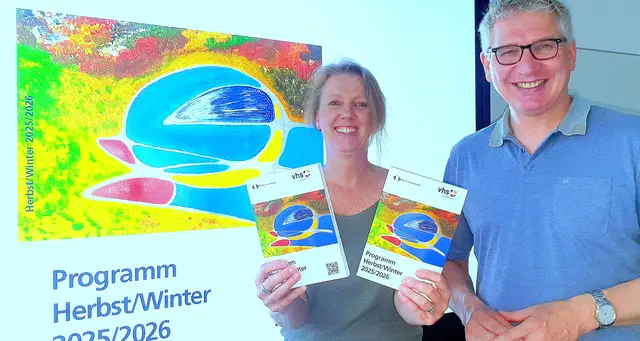 VHS-Leiter Günter Hinken und Stellvertreterin Uta Wagner präsentieren das neue VHS-Programm für Herbst und Winter 2025/2026, das ab sofort online, in der VHS-Geschäftsstelle und an zahlreichen öffentlichen Auslagestellen in der Stadt erhältlich ist. Foto: Gabi Knops-Feiler