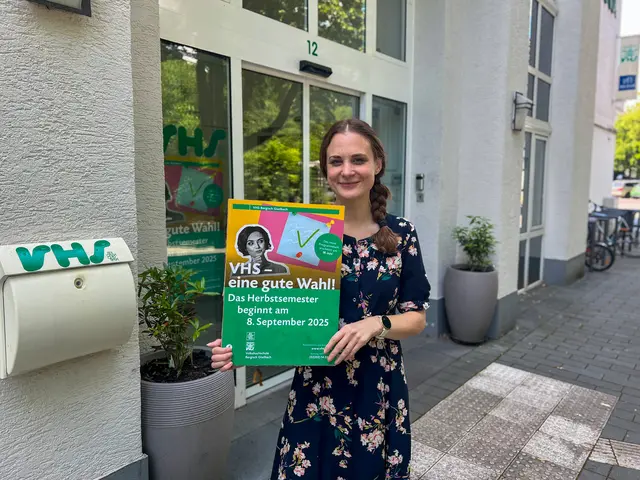 Das VHS-Programm ist erhältlich. Foto: Stadt Bergisch Gladbach