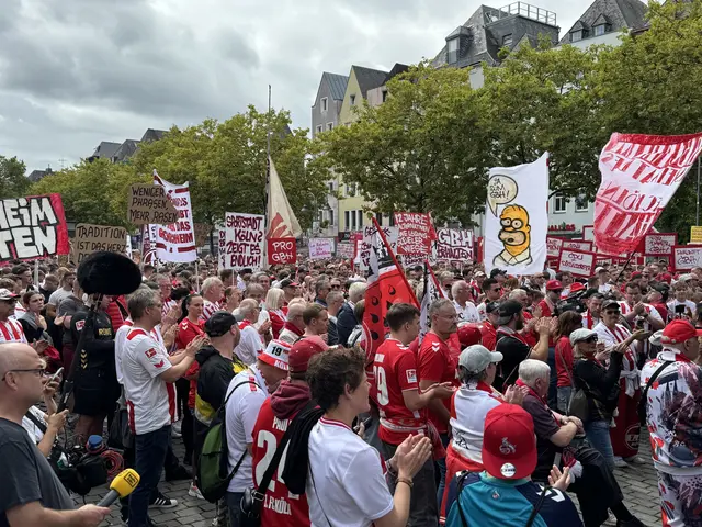 Rund 3.000 FC-Fans zogen vor dem ersten Heimspiel durch die Kölner Innenstadt. Der FC forciert seine Forderung nach dem Ausbau des Geißbockheims. | Foto: Foto fcfans1991