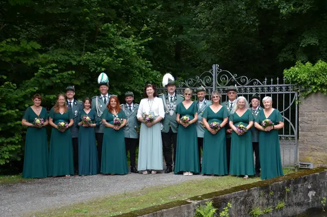 Der amtierende Hofstaat (v.l.) mit Martina Helwig, Anne Rhode-Hüllenhütter und Stefan Hüllenhütter, Nadine und Stefan Kroth, Manuela und Sven Holterhöfer, Astrid und Walter Draeger, Gisela und Lambert Stöcker, Heidi und Jürgen Sieg, Marlene Flottmann und Norbert Jansen sowie Teresa Reinhard. Foto: Nils Hüllenhütter 