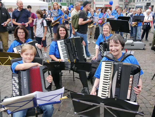 Das "Akkordeon-Register" beim Symphonic Mob mit dem Deutschen Symphonie-Orchester Berlin unter Anja Bihlmayer auf dem Markt Bonn.  | Foto: Anita Brandtstäter