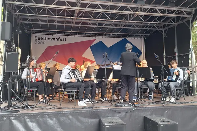 Das Workshop-Orchester "Gemeinsam musizieren mit Quetsch" des Akkordeon-Orchesters Wesseling unter Leitung von Anita Brandtstäter auf der Bühne Friedensplatz bei "Bühne frei für Beethoven" im Rahmen der Eröffnung des Beethovenfestes Bonn.  | Foto: Christian Schumacher