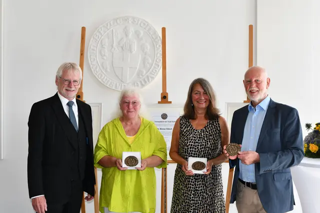 Die Ehrenplakette aus den Händen von Bürgermeister Dieter Freytag nahmen entgegen: (v.l.) Evi Gelath, Gabriele Zimmermann und Dr. Werner Höbsch. | Foto: Foto Brodüffel