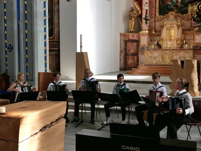 Ein Akkordeon-Ensemble der Ludwig-van-Beethoven-Musikschule unter Leitung von Olga Belyaeva in der Namen-Jesu-Kirche.  | Foto: Anita Brandtstäter