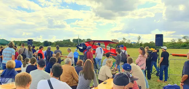 Das Fliegerfest lockte tausende Besucher zum Leverkusener Flugplatz Kurtekotten, der tatsächlich auf Kölner Stadtgebiet liegt. Foto: Gabi Knops-Feiler