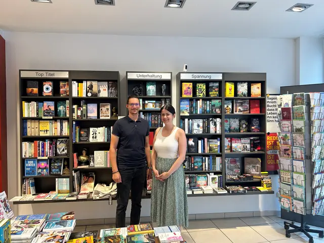 Konstantina Lazaridou-Spitz, Inhaberin der Buchhandlung Brockmann, unterstützt die Initiative des Brühler Autors Tommy B. Brandl. | Foto: Foto   Privat