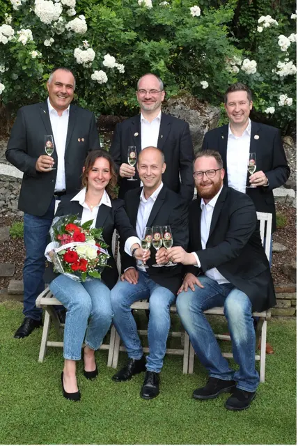 (Vorne v.l.): Jungfrau Lea (Rodenbach), Prinz Thomas III. (Schmitz), Bauer Maurice (Jakobs) mit (stehend, v.l.) Frank Mehren, Prinzenführer Große Gladbacher KG; Alexander Pfister, Präsident Große Gladbacher KG;  Frank Haag, 1. Vorsitzender Große Gladbacher KG. Foto: Guido Wagner