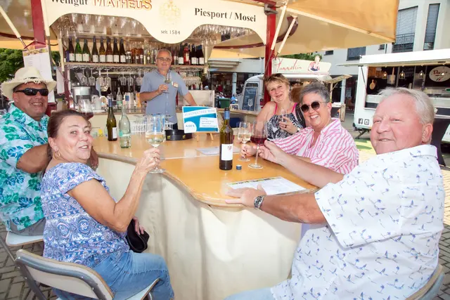 Es ist gemütlich, fast schon familiär, wenn die IG Refrath zum ihrem Weinfest auf dem Peter-Bürling-Platz einlädt. Da das Weinfest bereits am Freitag spätnachmittags startet, bietet es den Besuchern gleich zwei „weinseelige“ Feier-Abende. Foto/Archiv: Axel König