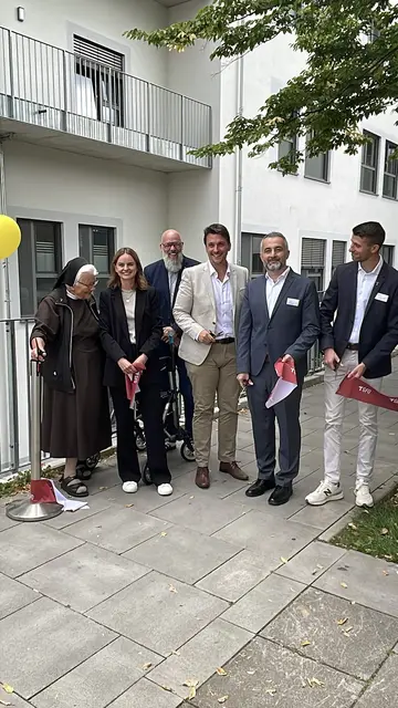 Grund zur Freude gab es an den GFO Kliniken Troisdorf: Der Neubau wurde eingeweiht und Ertan Altintas (2. von rechts) wurde offiziell als Chefarzt der Psychiatrie eingeführt.  | Foto: GFO Kliniken